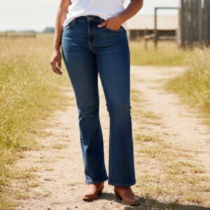 Levi’s Denizen Jeans Women’s size 18 short Boot cut dark wash